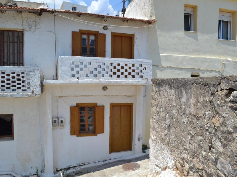 Old stone house near the sea comprising 6 rooms for renovation.