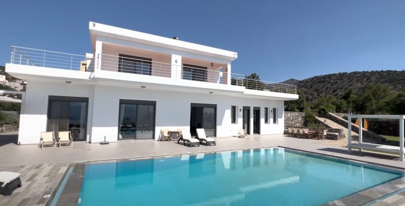Modern 5 bedroom villa with large swimming pool. Walking distance to beach.