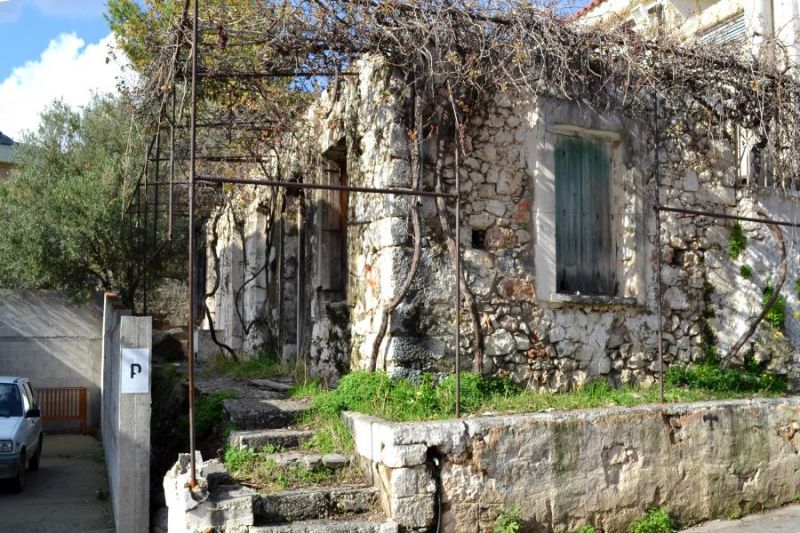 Old stone house of 62sqm on 98sqm of land.