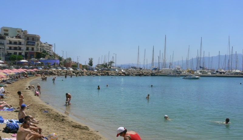 Sandy beach in Ag. Nikolaos (center, marina)