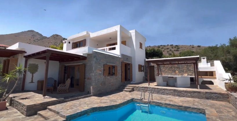 Villa with stunning views and guest apartment.