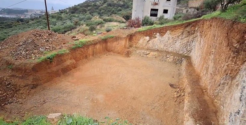 Seaside plot with seaviews and building license, Agios Nikolaos, Crete