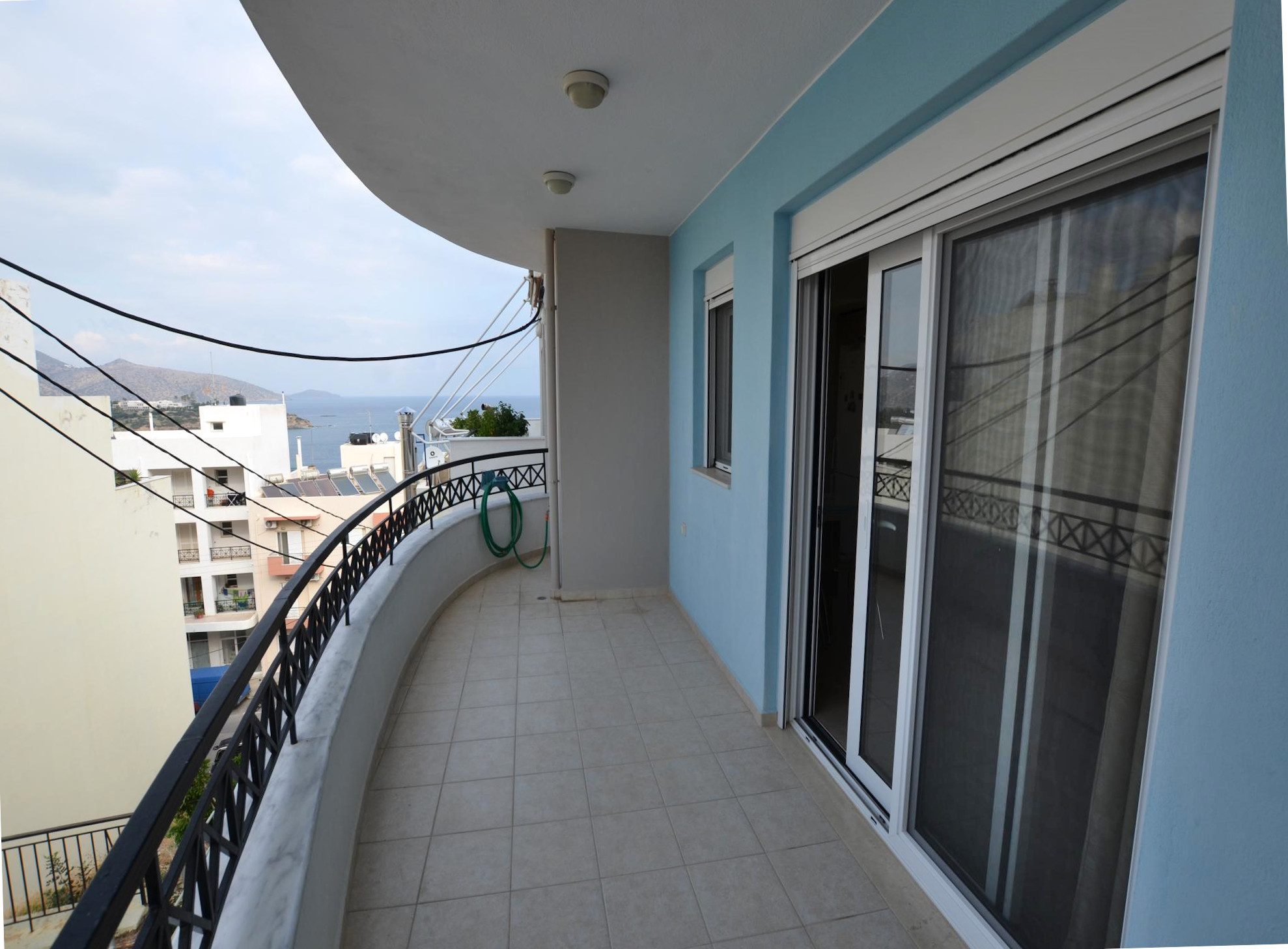 3 Bedroom Modern apartment with sea views.
