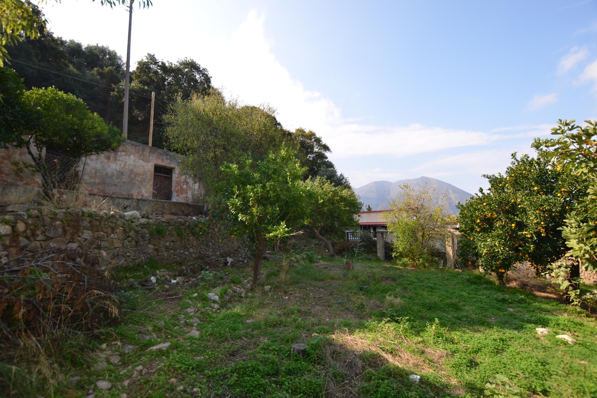 Stone house for renovation with large garden in quiet location on the edge of the village.