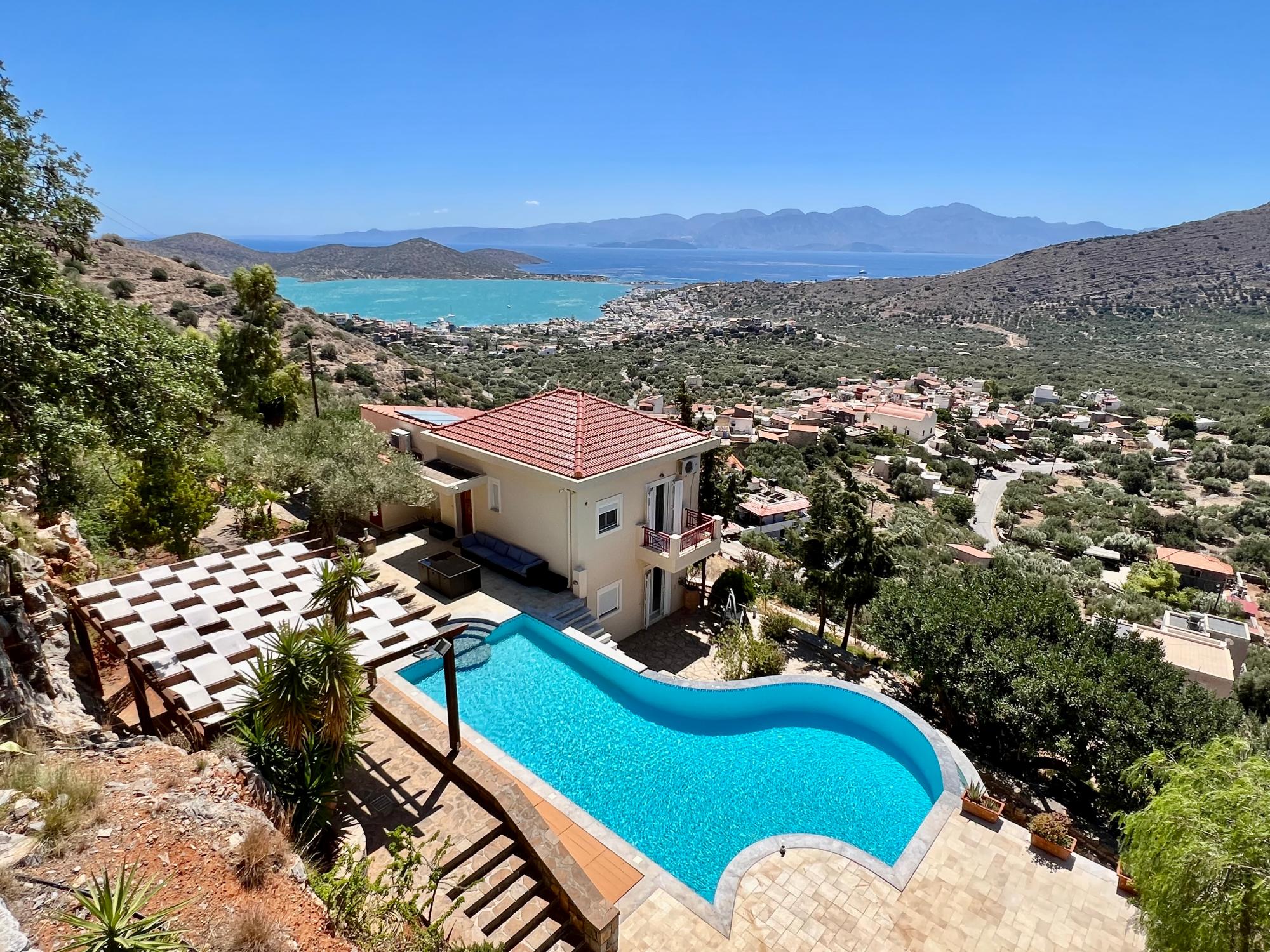 4 bedroom villa with spectacular views, pool and garden.
