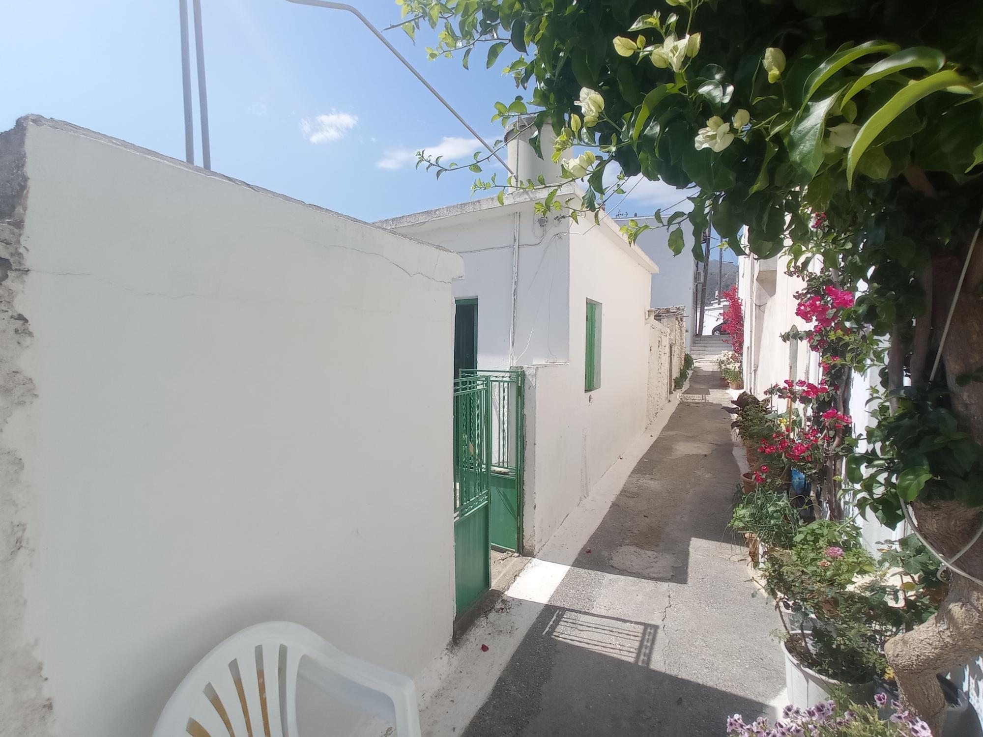 Traditional 2 bedroom house with small garden in pretty village.
