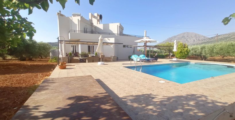 4 bed villa with swimming pool and large olive grove in nice area. Sea view from top floor.