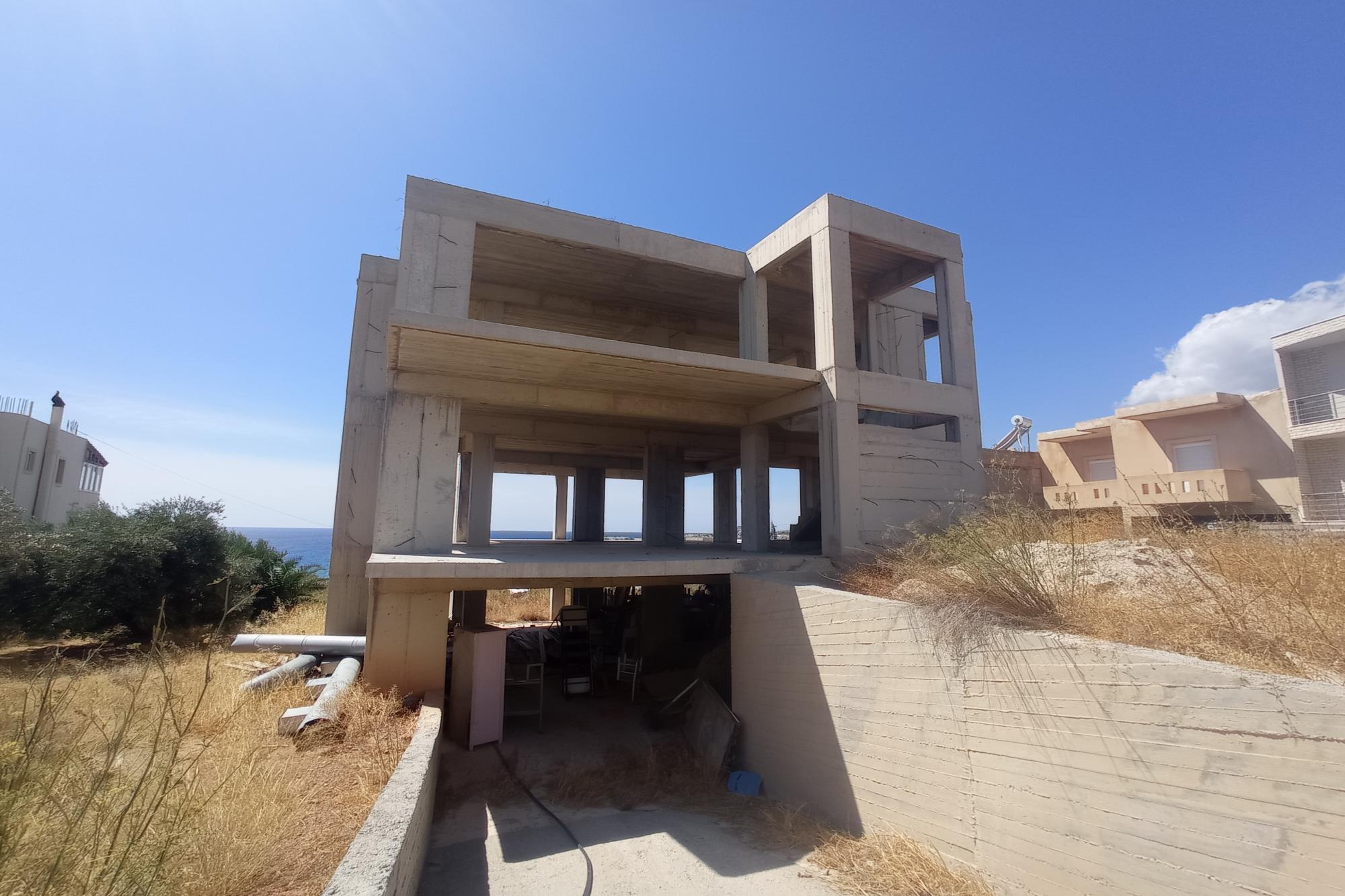 Detached unfinished house/skeleton with amazing sea views in lovely resort.