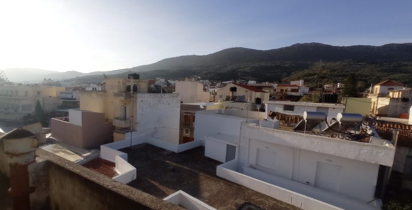 3 bedroom apartment in center of town. Roof terrace.