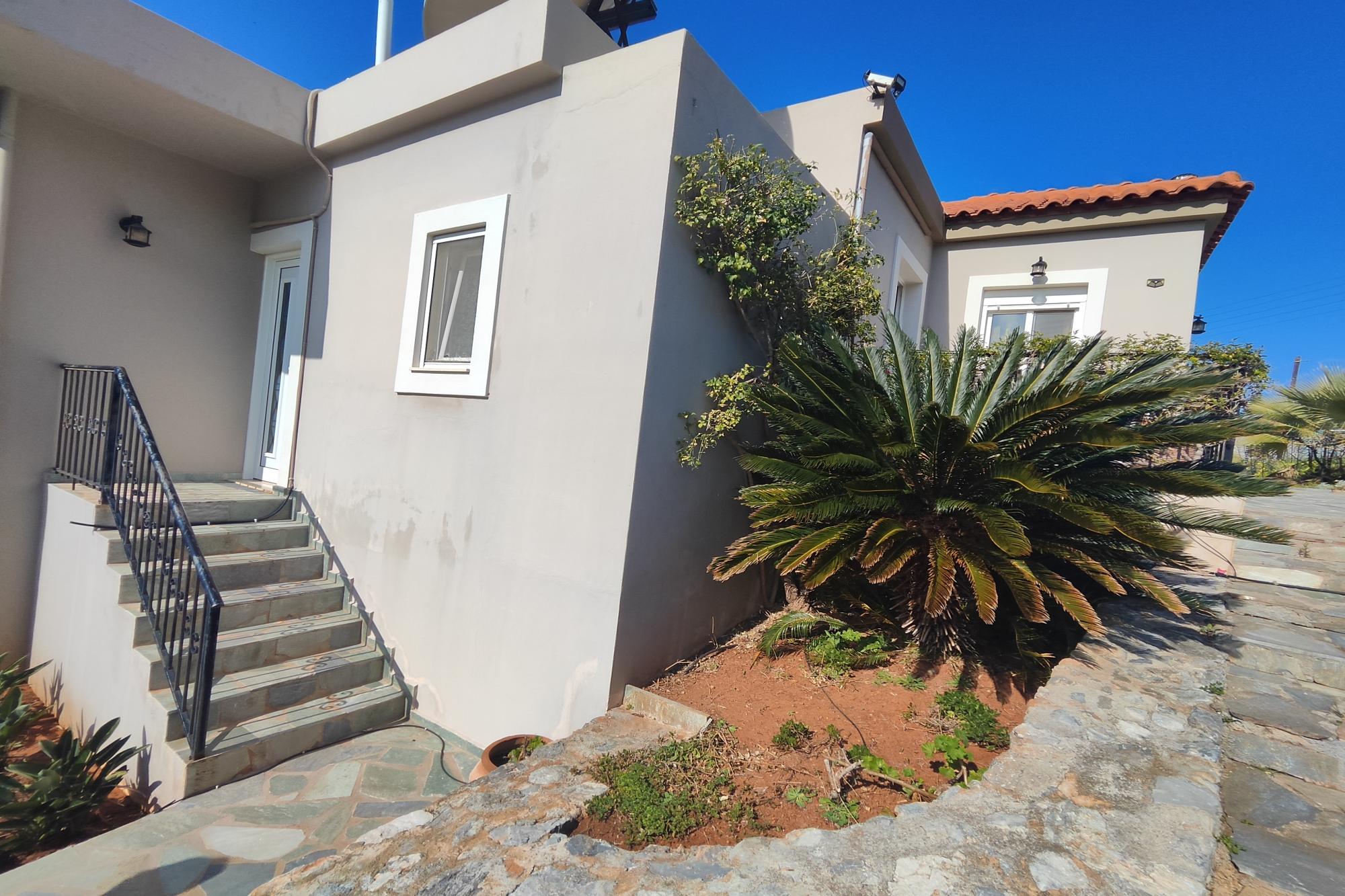 Detached house with guest apartment with sea views. Fully furnished.