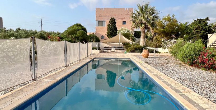 Exquisit coastal villa with swimming pool, gardens and terraces