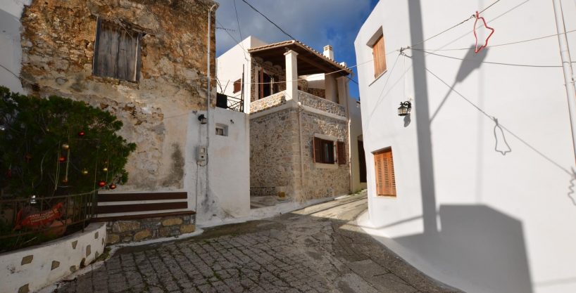 Pretty 1 bedroom village house with balcony.
