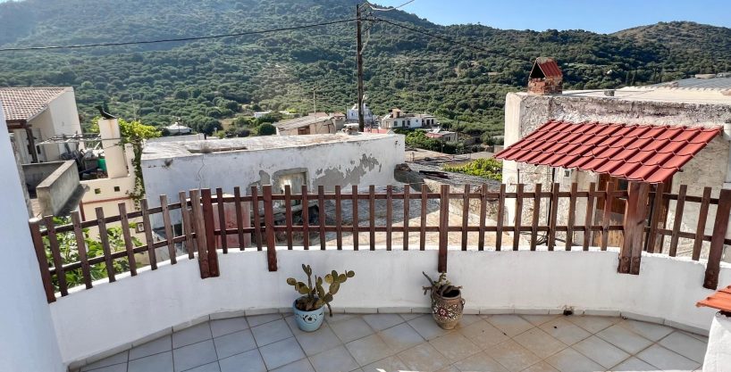 One bedroom cottage with roof terrace in traditional village
