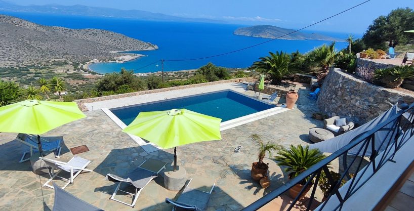 3 bedroom villa with infinity pool offering stunning sea views. Fully furnished.
