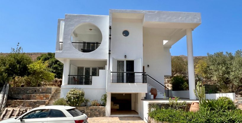 Detached 3 bedroom house with olive grove on a beautiful landscape.
