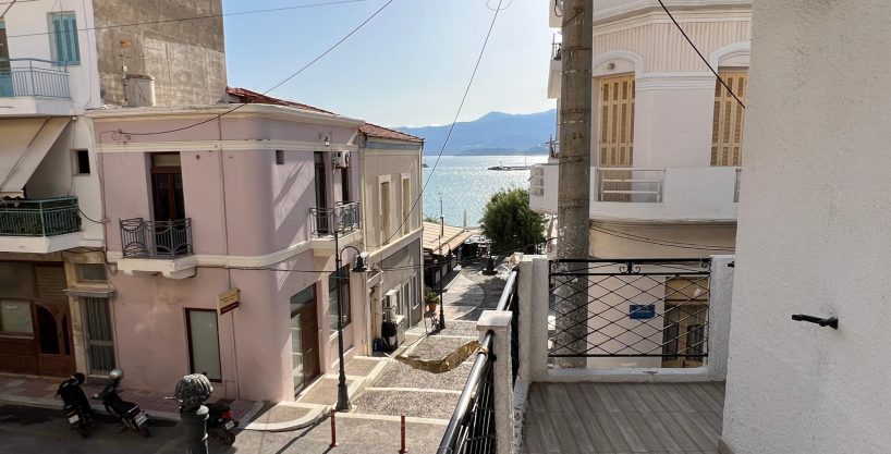 First floor apartment with sea view in the center of Sitia