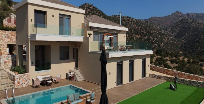 New modern villa with guest apartment, pool and great views.