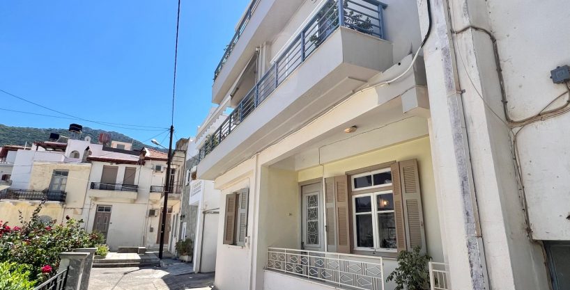 Nice ground floor apartment in the center of Neapolis.