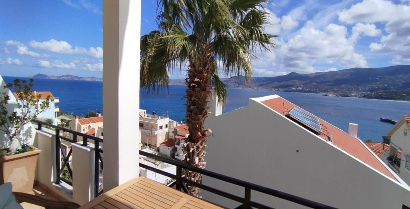 Modern 3 bedroom town house close to the beach.