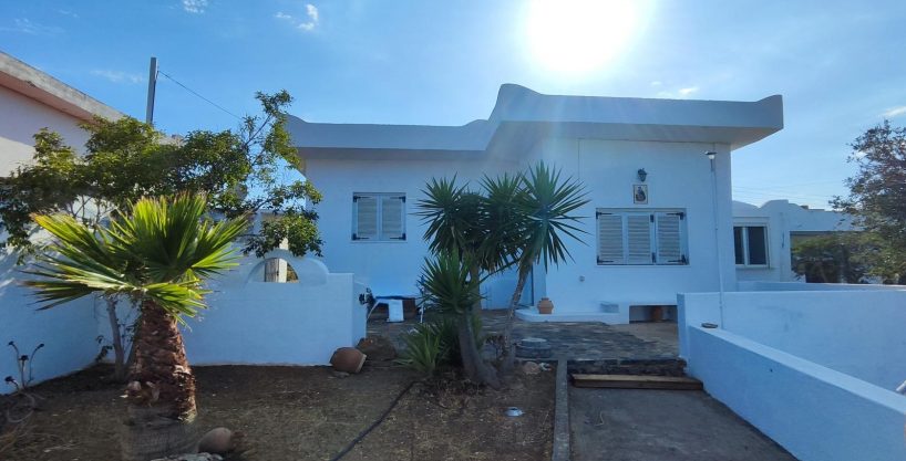 Charming 2 bedroom bungalow with loft, large garden and sea view.