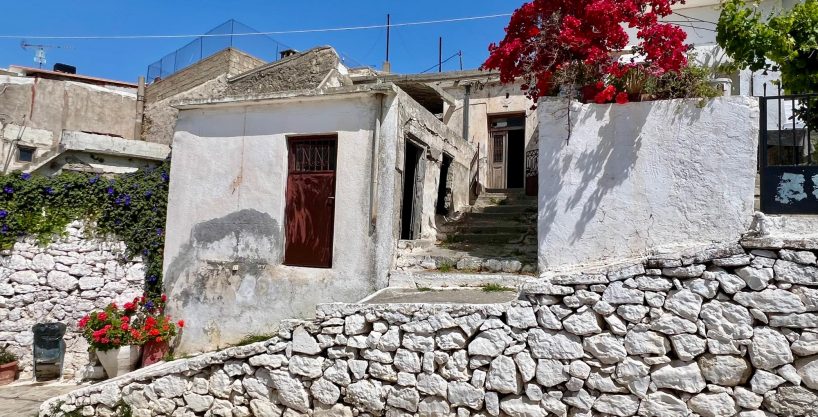 Beautiful house for renovation with courtyard in pretty village.