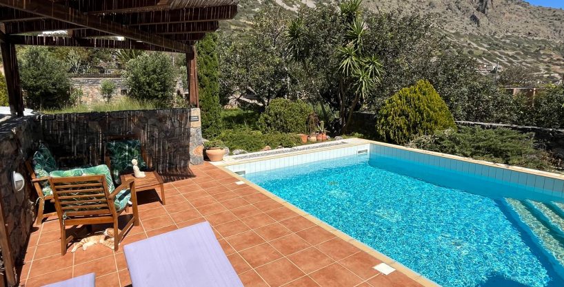 2 bedroom villa with pool and jacuzzi offering sea and mountain views