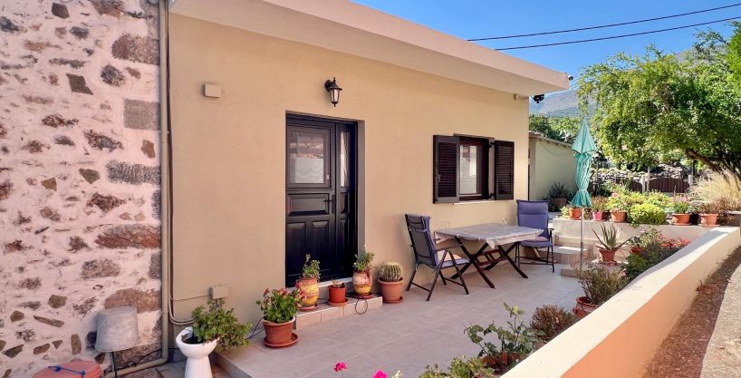Charming Village house with garden in Latsida, near Neapoli