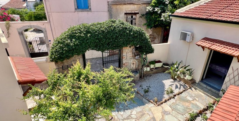 Town house with garden and terrace in central and quiet location of Neapoli