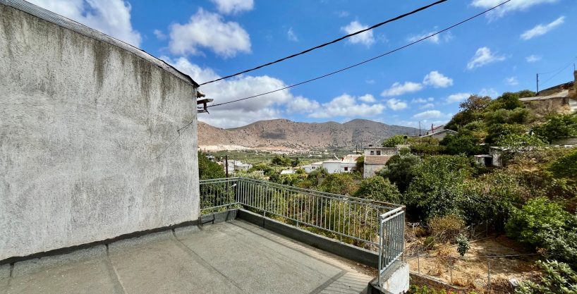 2-storey House with spacious balcony and views, for renovation in Houmeriakos